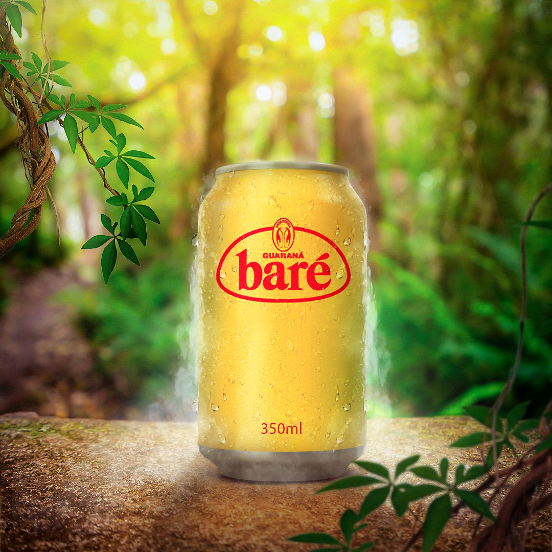 Lata amarela de Guaraná Baré 350 ml com gotas de condensação em cenário de floresta